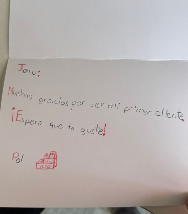 Tarjeta abierta escrita a mano en rojo y negro: «Josu: muchas gracias por ser mi primer cliente. ¡Espero que te guste! Pol»